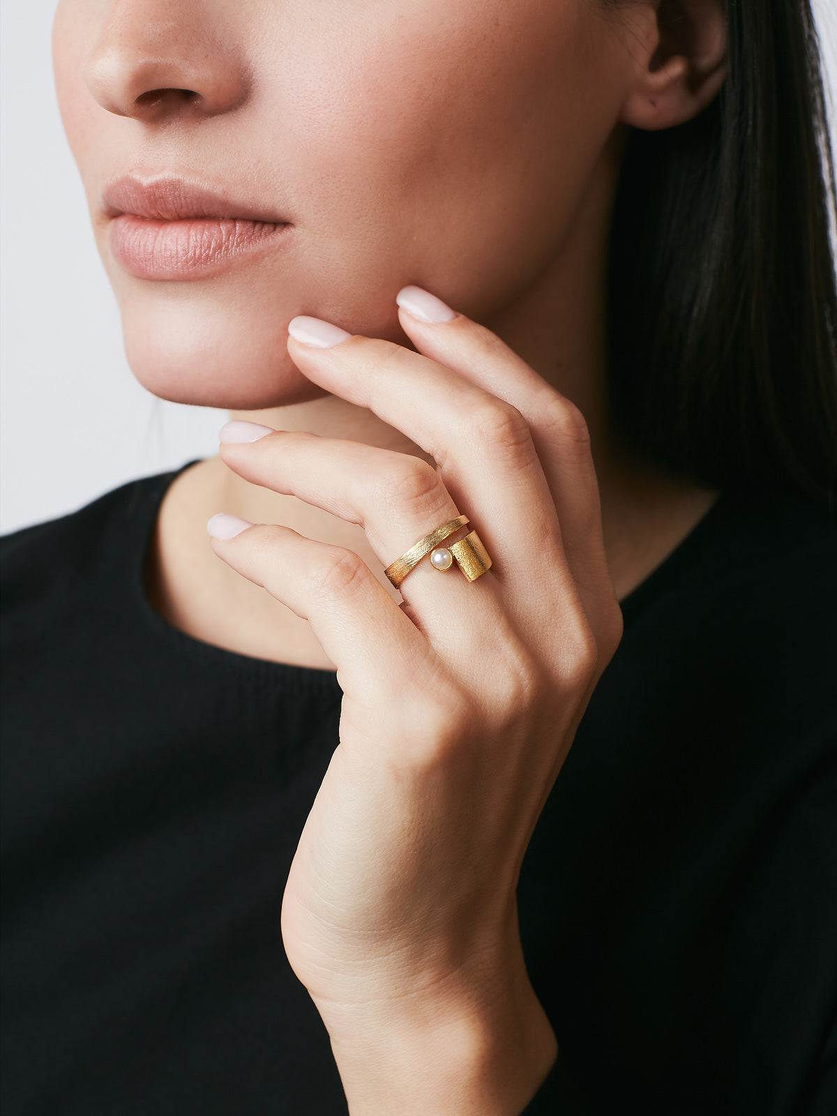 model wearing Silver Ring with a Gold plated finish and a whit Pearl