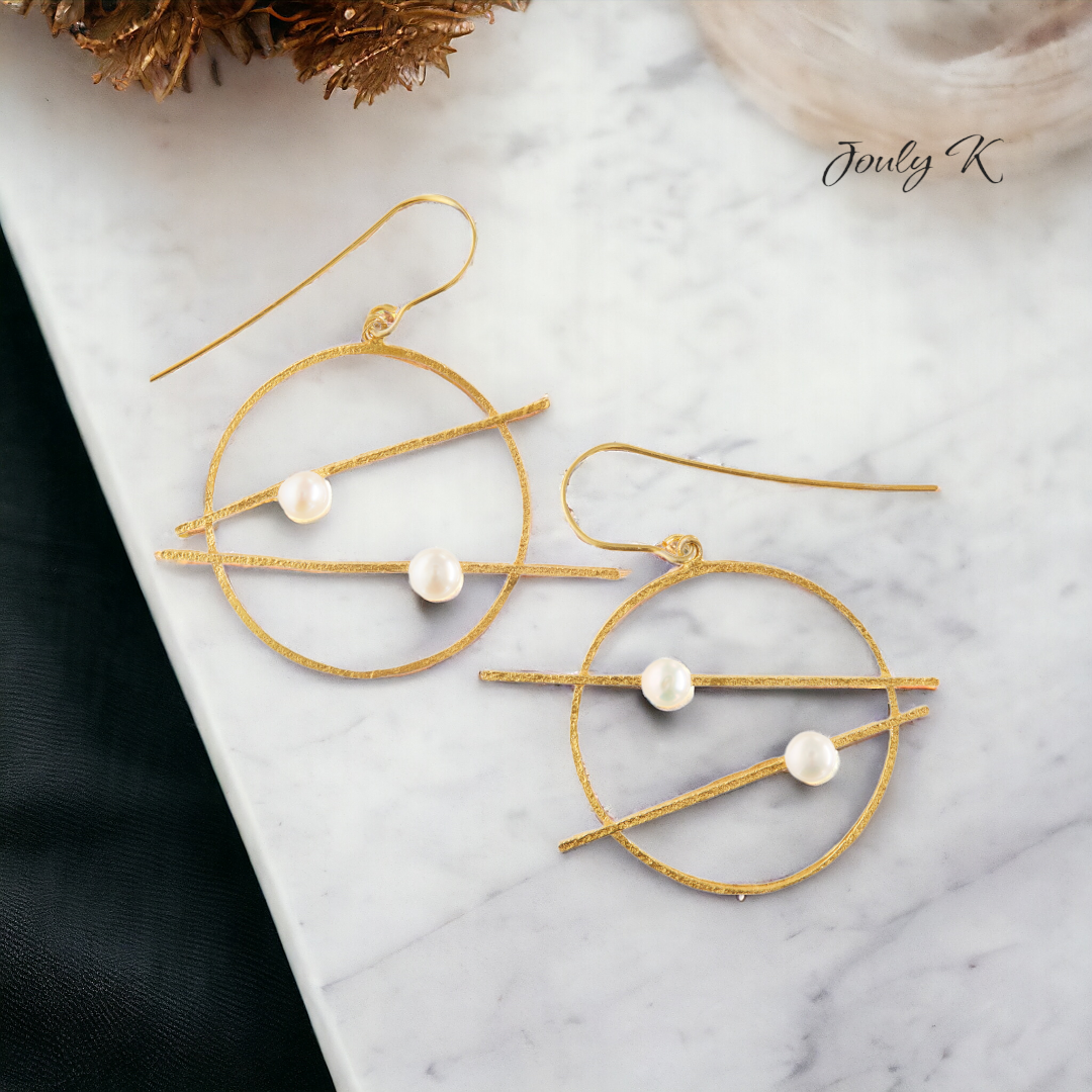 Earrings with Gold plated finish and white Pearls - Jouly K