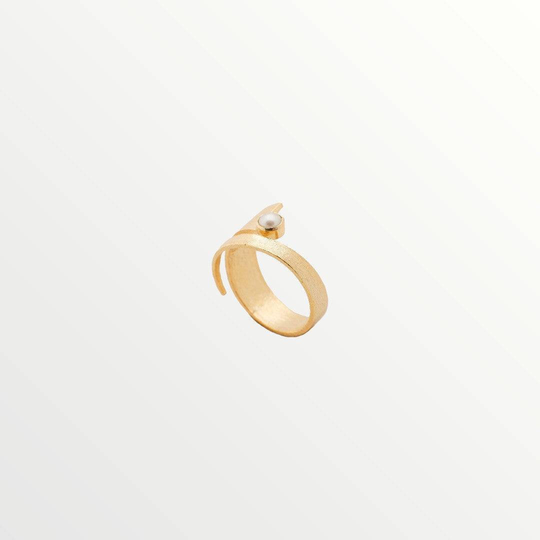 Silver Ring with a Gold plated finish and a whit Pearl