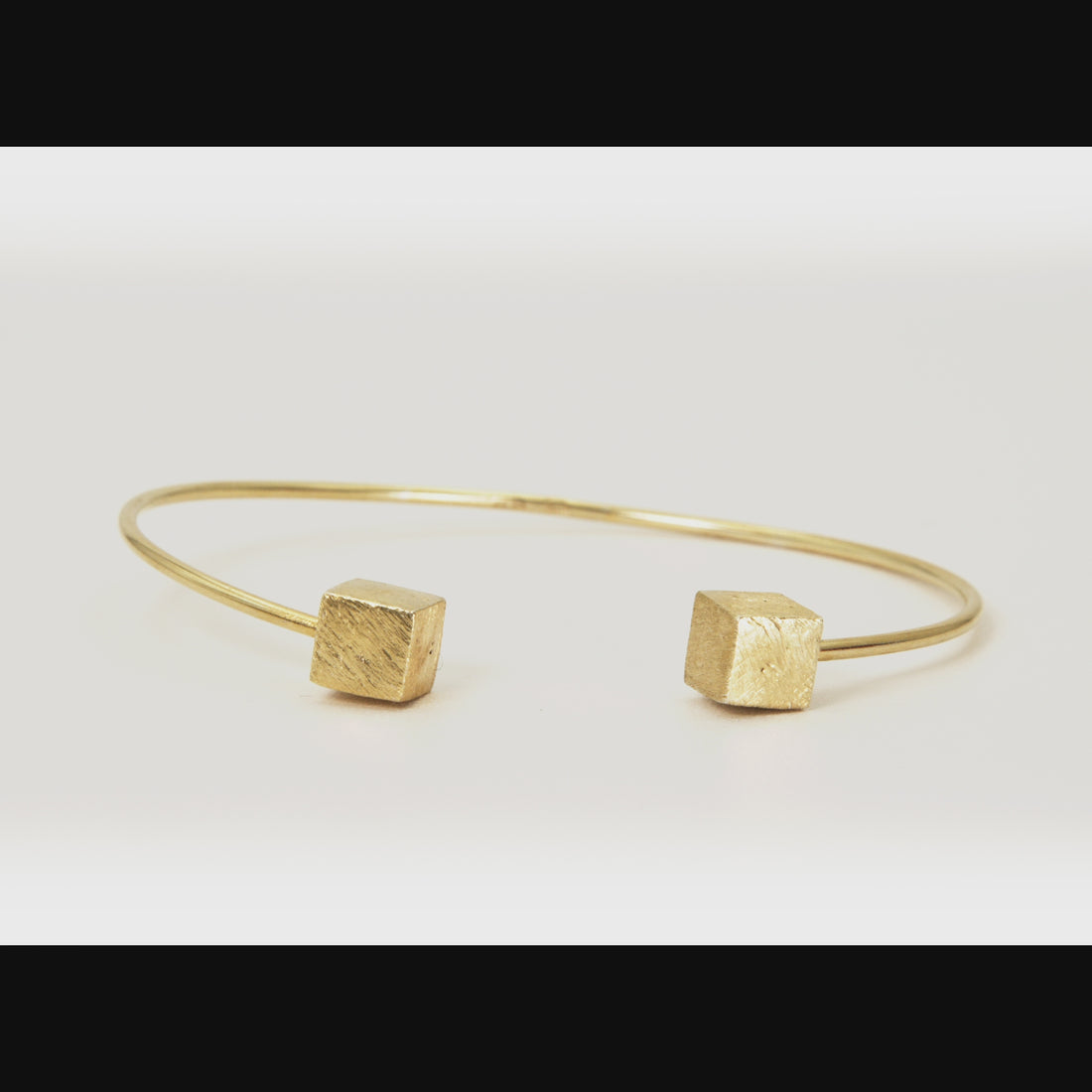360 degree video of a gold plated bracelet - Jouly K