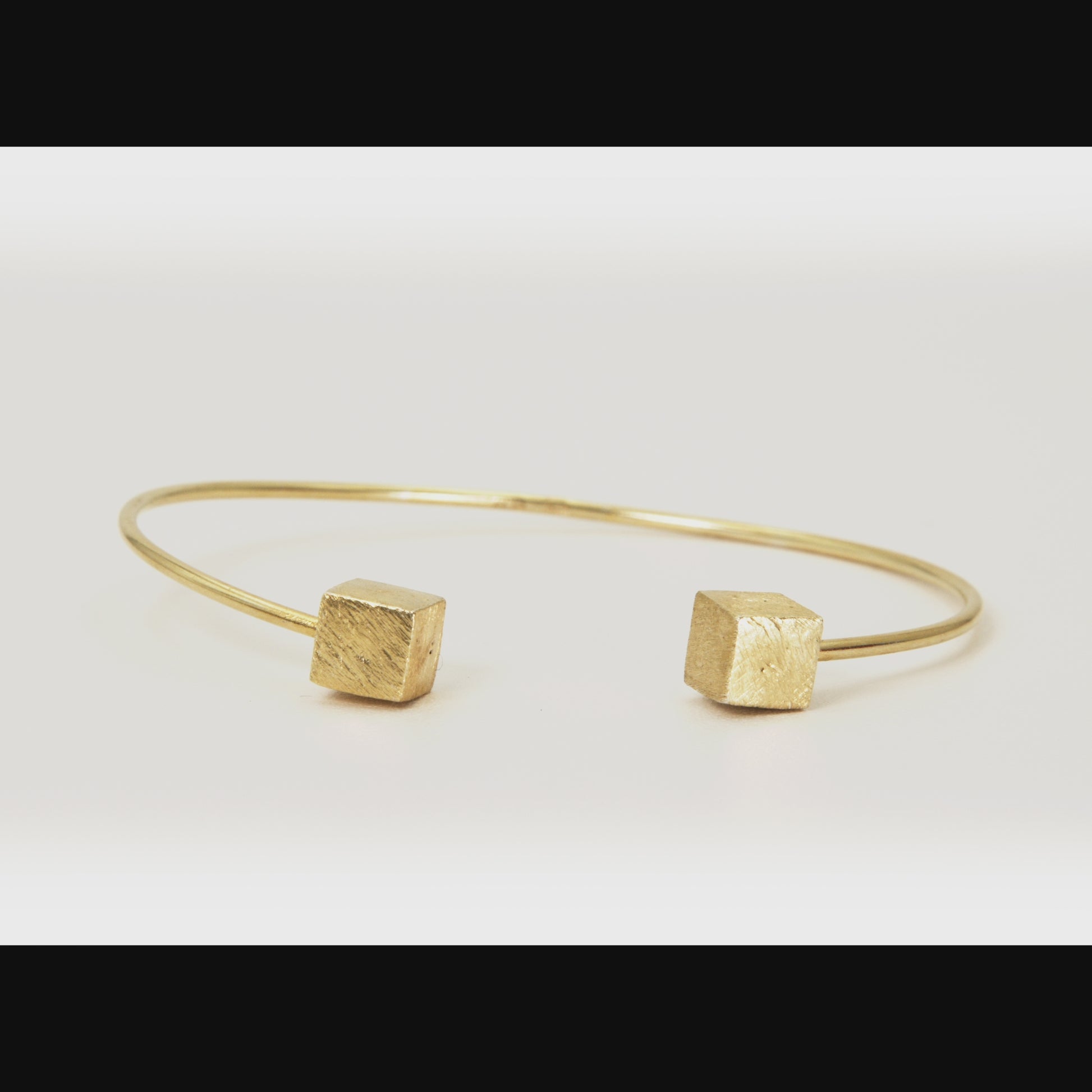 360 degree video of a gold plated bracelet - Jouly K