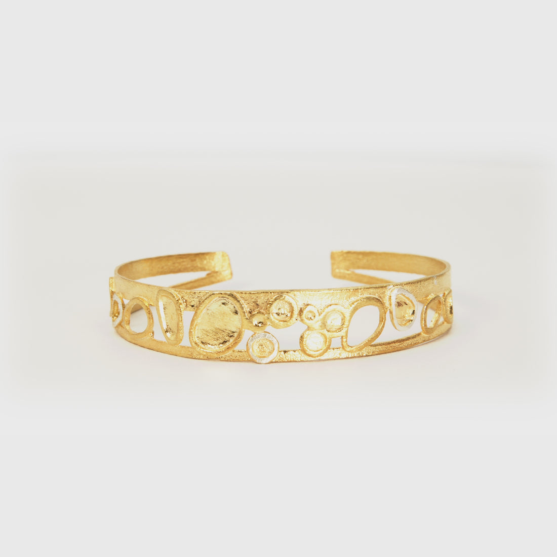 video of a gold plated bracelet - Jouly K