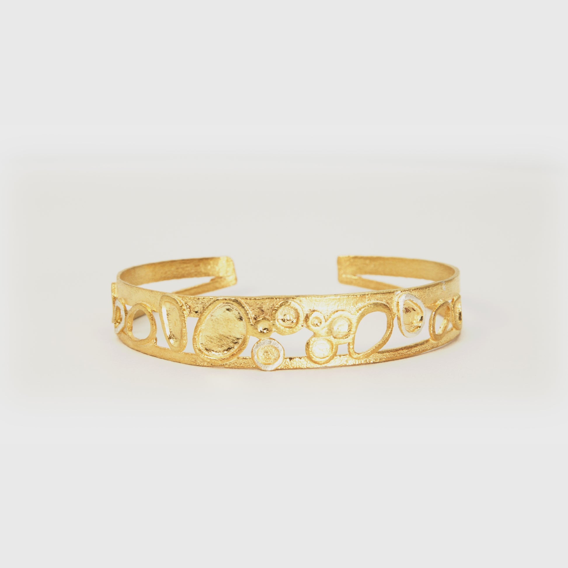 video of a gold plated bracelet - Jouly K