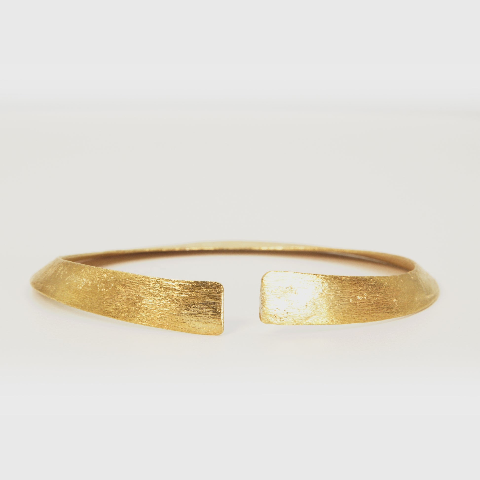 360 degree of a gold plated bracelet - Jouly K