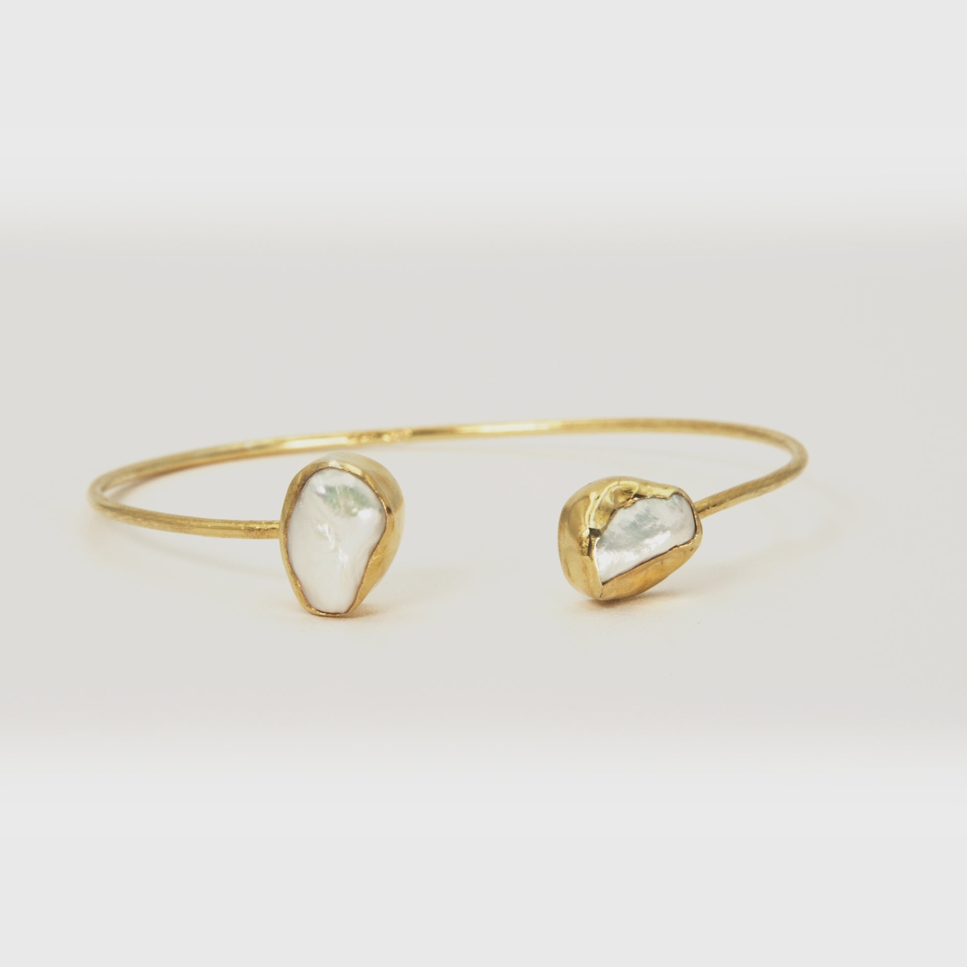 360 degree video of a gold plated bracelet - Jouly K