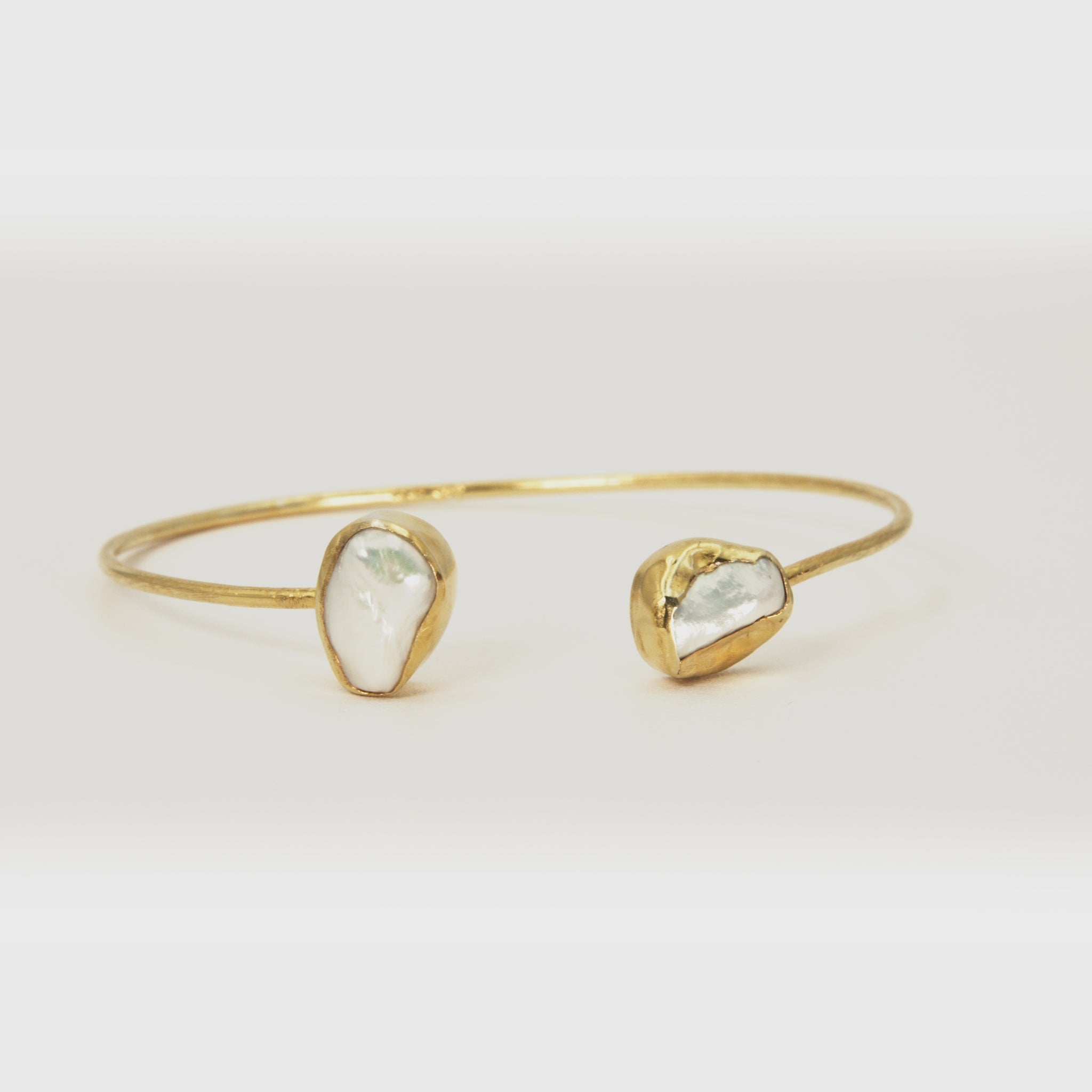 360 degree video of a gold plated bracelet - Jouly K