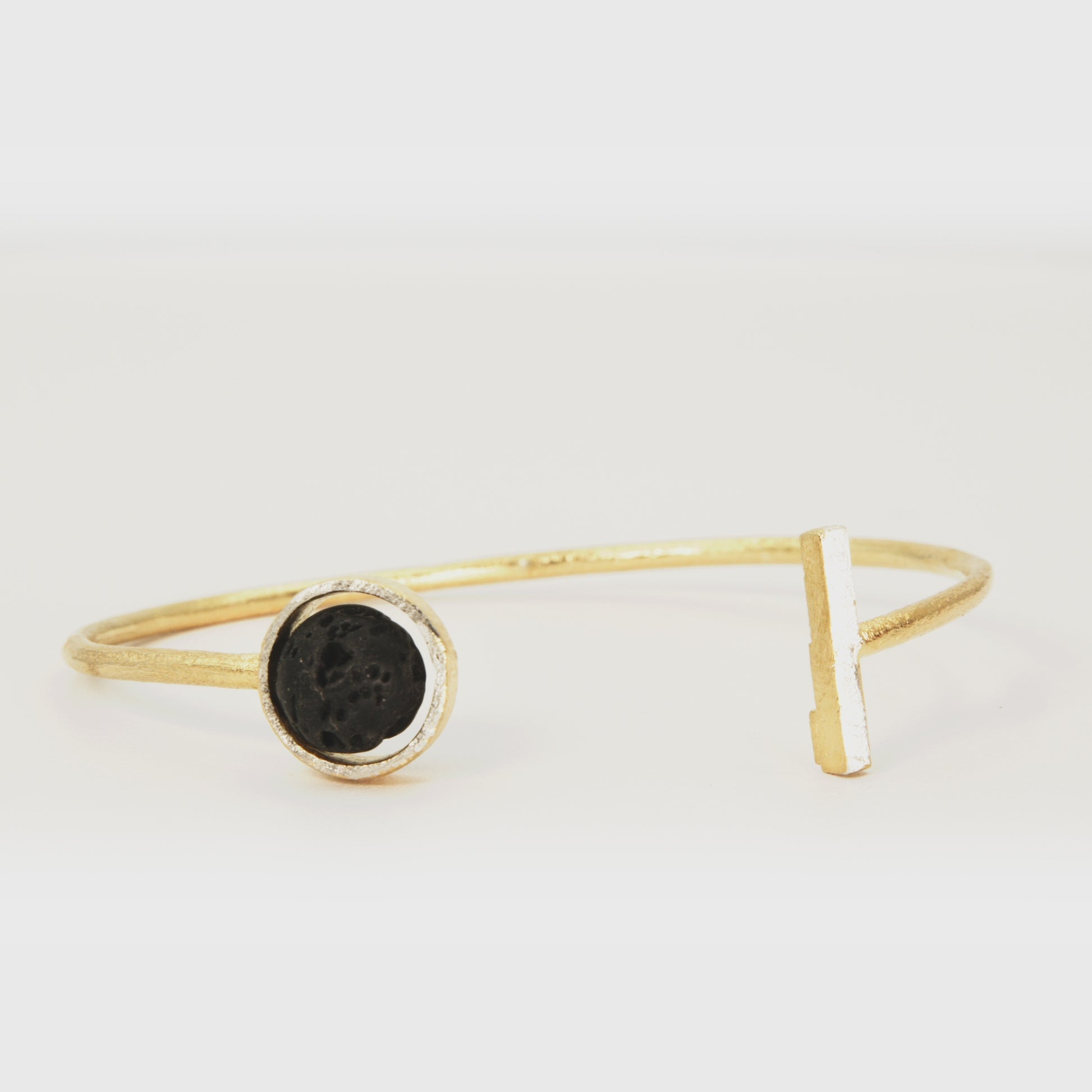 360 degree video of a gold plated with a gem - Jouly K
