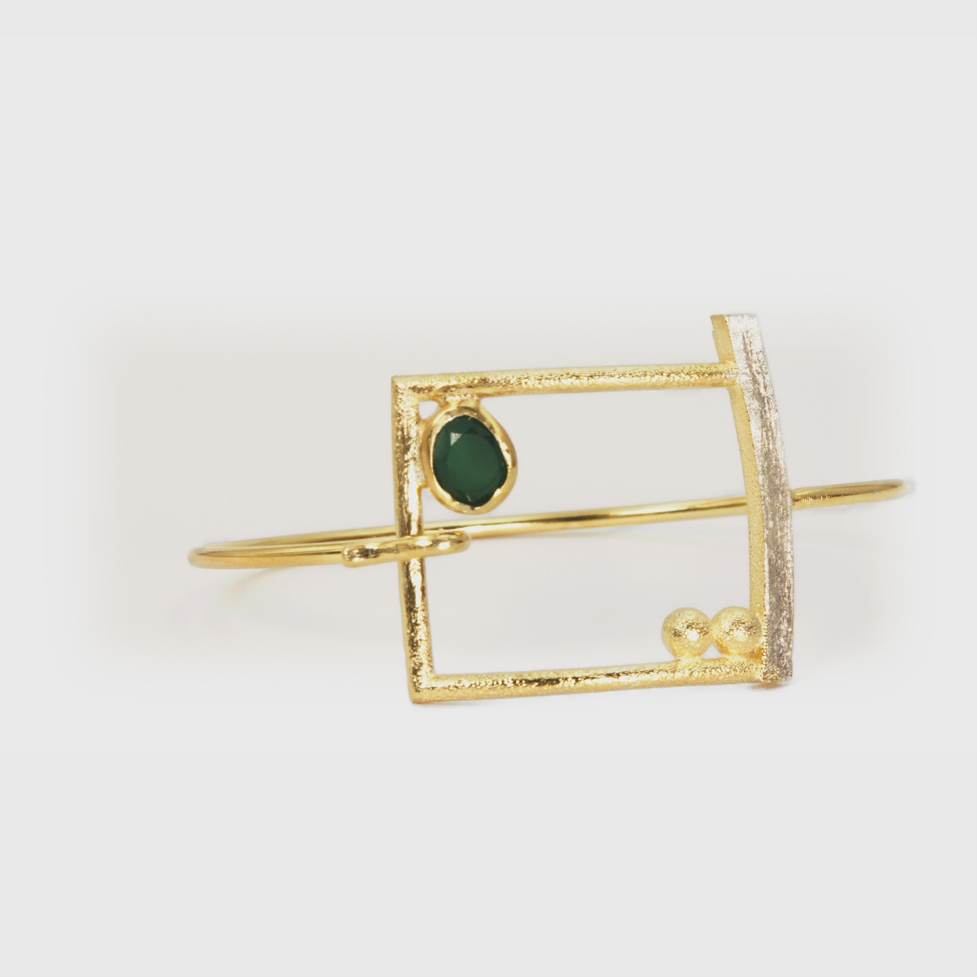 360 degree video of a gold plated bracelet with a gem - Jouly K