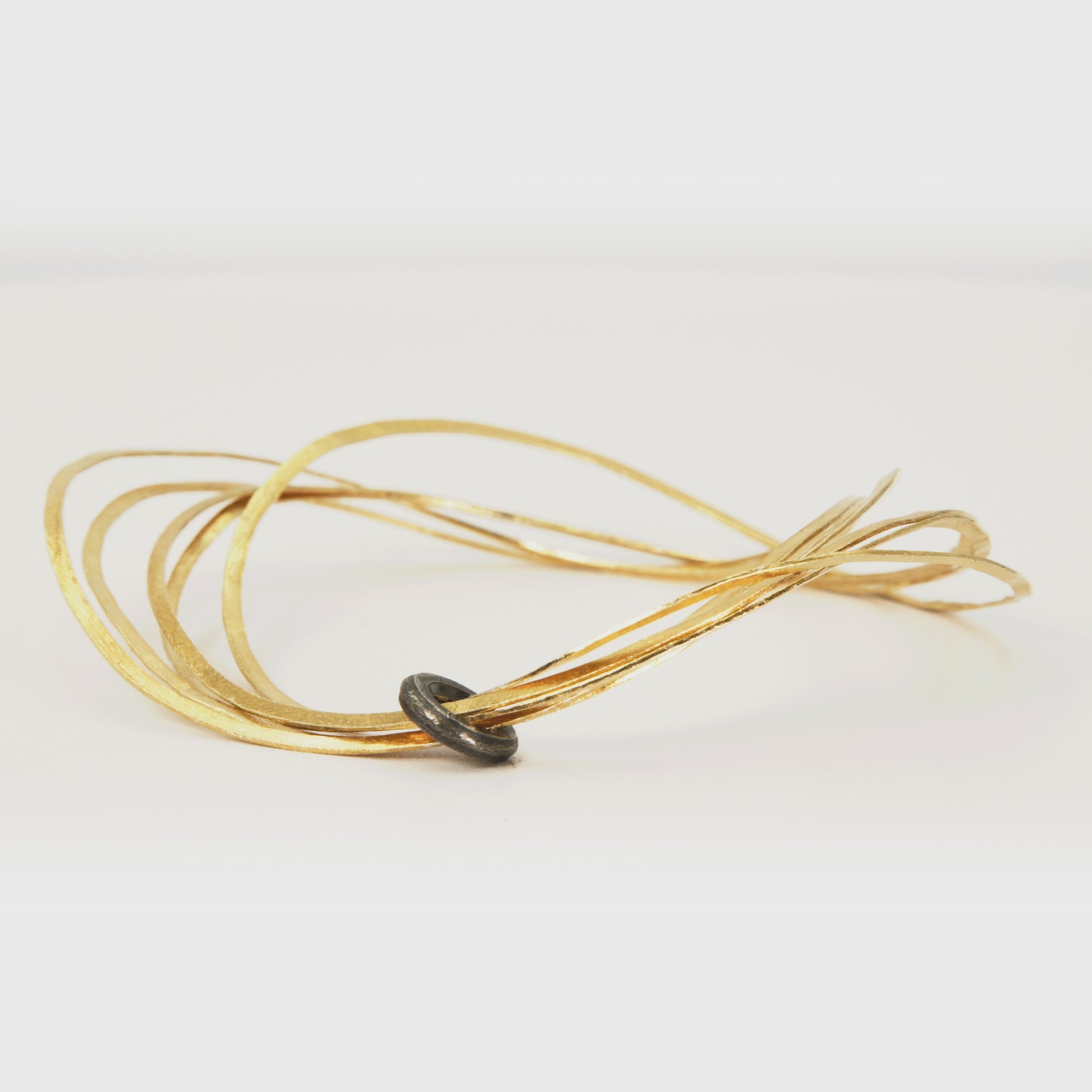 360 degree video of a bracelet - Jouly K